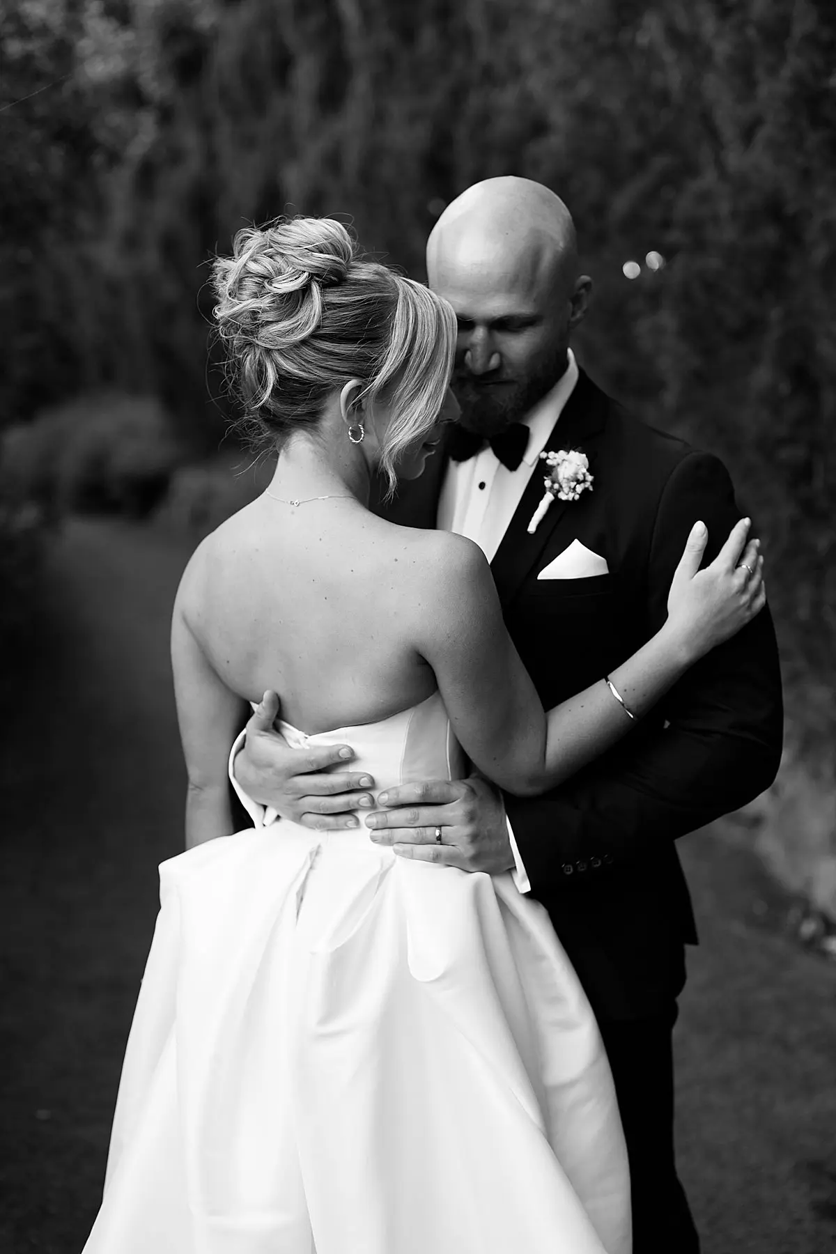 bride and groom cuddles at evergreen garden venue in the gold coast hinterland